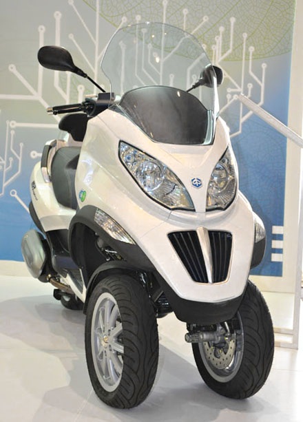 Piaggio giới thiệu xe máy hybrid tại Việt Nam - 4 Piaggio giới thiệu xe máy hybrid tại Việt Nam - 4