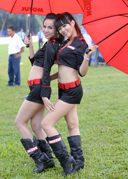 Cùng người đẹp “hâm nóng” Vietnam Motor Cub Prix - 3