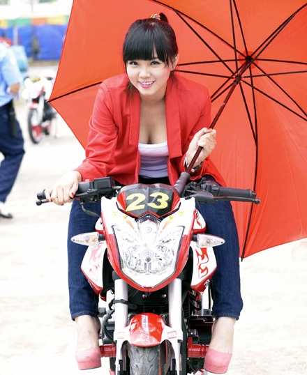 Cùng người đẹp “hâm nóng” Vietnam Motor Cub Prix - 4