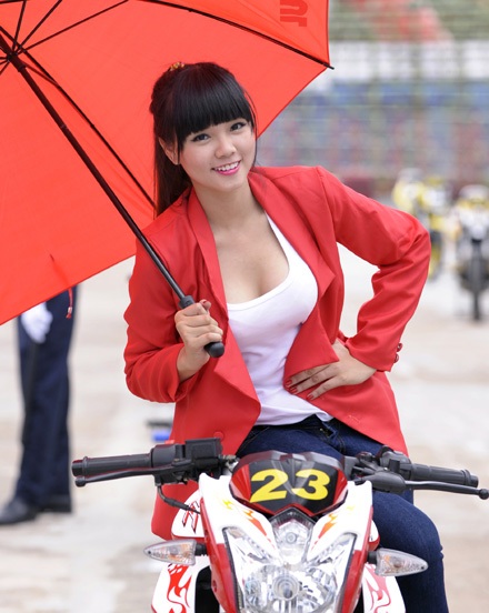 Cùng người đẹp “hâm nóng” Vietnam Motor Cub Prix - 6