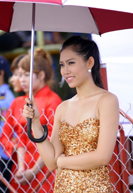 Cùng người đẹp “hâm nóng” Vietnam Motor Cub Prix - 11