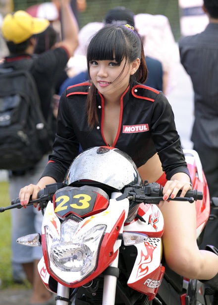 Cùng người đẹp “hâm nóng” Vietnam Motor Cub Prix - 14