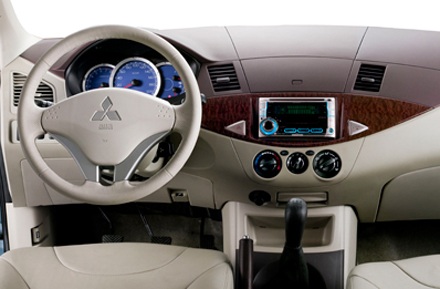 Vinastar ra mắt Mitsubishi Zinger mới - 8 Vinastar ra mắt Mitsubishi Zinger mới - 8