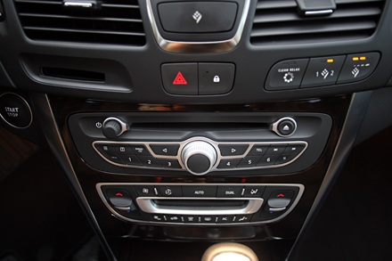 Ra mắt xe đắt nhất của Renault tại Việt Nam - 15 Ra mắt xe đắt nhất của Renault tại Việt Nam - 15