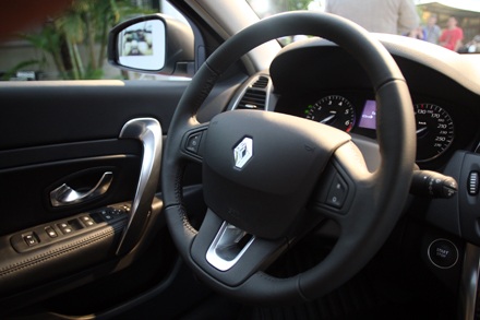 Ra mắt xe đắt nhất của Renault tại Việt Nam - 9 Ra mắt xe đắt nhất của Renault tại Việt Nam - 9