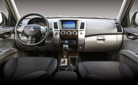 Sẽ có xe Pajero Sport bản máy xăng tại Việt Nam - 2 Sẽ có xe Pajero Sport bản máy xăng tại Việt Nam - 2