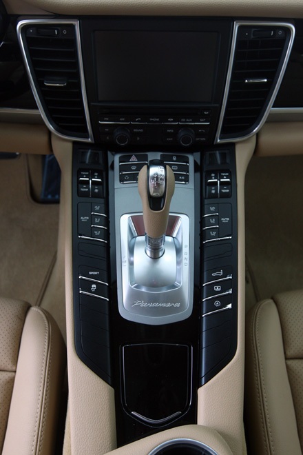 Porsche chính thức có mặt tại Hà Nội - 14