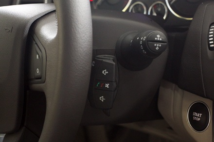 Renault Latitude có thêm phiên bản 2.0 tại Việt Nam - 4 Nút điều chỉnh âm thanh nằm dưới tay lái giống ở xe Koleos