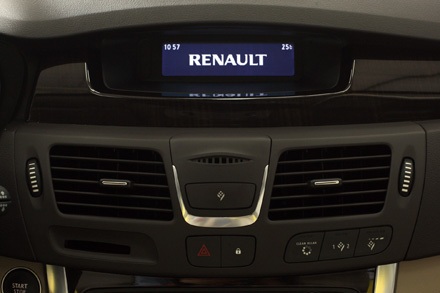 Renault Latitude có thêm phiên bản 2.0 tại Việt Nam - 5 Màn hình tinh thể lỏng hiện thị trạng thái của xe