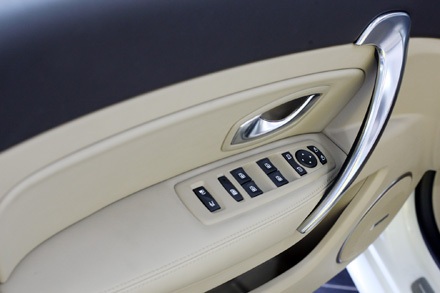 Renault Latitude có thêm phiên bản 2.0 tại Việt Nam - 3 Các phím điện gập gương (từng bên độc lập) cùng nút mở cốp xe, nắp bình xăng