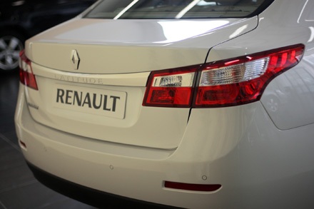 Renault Latitude có thêm phiên bản 2.0 tại Việt Nam - 16 Rèm che nắng cho hàng ghế sau là trang bị tiêu chuẩn