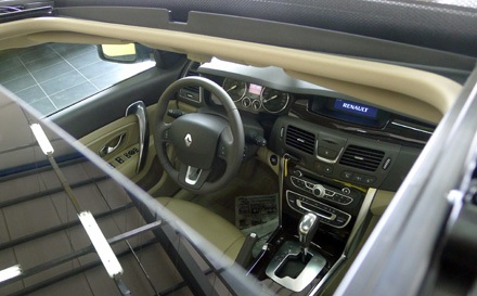 Renault Latitude có thêm phiên bản 2.0 tại Việt Nam - 11 Màn hình tinh thể lỏng hiện thị trạng thái của xe