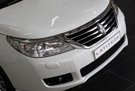 Renault Latitude có thêm phiên bản 2.0 tại Việt Nam - 8 Màn hình tinh thể lỏng hiện thị trạng thái của xe