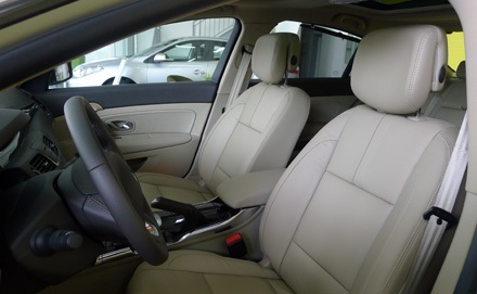 Renault Latitude có thêm phiên bản 2.0 tại Việt Nam - 12 Nội thất da bản 2.0L màu trắng và có thêm lựa chọn riêng cho màu da này