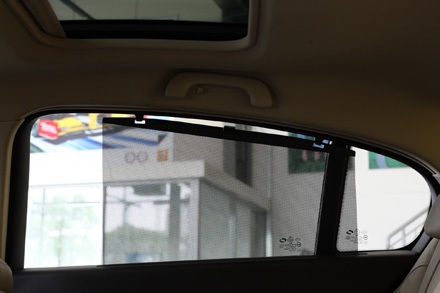 Renault Latitude có thêm phiên bản 2.0 tại Việt Nam - 15 Rèm che nắng cho hàng ghế sau là trang bị tiêu chuẩn