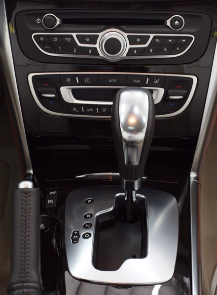 Renault Latitude có thêm phiên bản 2.0 tại Việt Nam - 6 Màn hình tinh thể lỏng hiện thị trạng thái của xe