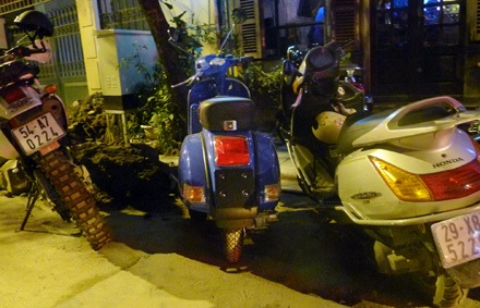 Vẫn giữ nguyên đặc trưng với hai bên cốp bè ra chứa lốp phụ và động cơ