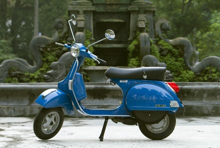 Vespa PX tái sinh tại Việt Nam - 9 Đôi gương dài, giống những mẫu Vespa LX nhập khẩu, và được cắt ngắn sau khi được lắp ráp trong nước