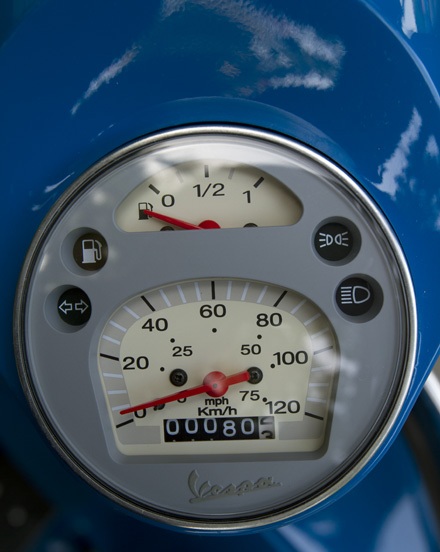 Vespa PX tái sinh tại Việt Nam - 11 Đồng hồ với hai đơn vị đo km/dặm, với khác biệt nhỏ ở đồng hồ báo xăng