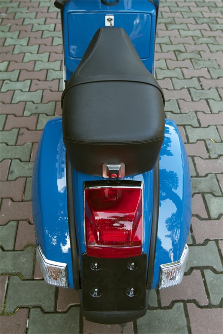 Vespa PX tái sinh tại Việt Nam - 13 Yên xe được gọt vát, trông điệu đà hơn phiên bản cũ