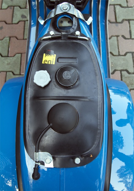 Vespa PX tái sinh tại Việt Nam - 14 PX 2011 vẫn có bình dầu tự pha