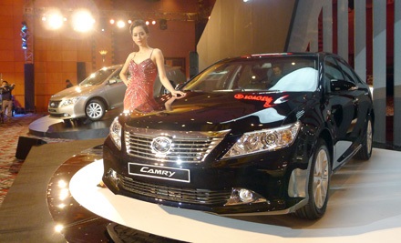 Toyota Camry thế hệ mới có giá bán từ 982 triệu đồng - 3 Tất cả các mẫu Camry đều được trang bị đèn pha dạng phóng, trợ lực lái điện...