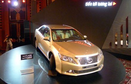 Toyota Camry thế hệ mới có giá bán từ 982 triệu đồng - 4 Phiên bản 2.0E với giá bán 982 triệu hứa hẹn sẽ gây một cơn sốt mới