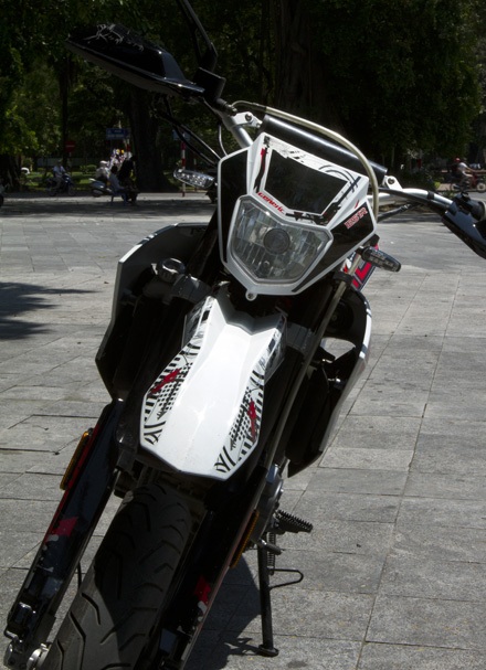 Generic TR125 SM - Cào cào “diện” phố