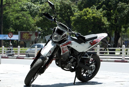 Generic TR125 SM - Cào cào “diện” phố