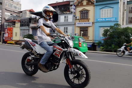 Generic TR125 SM - Cào cào “diện” phố