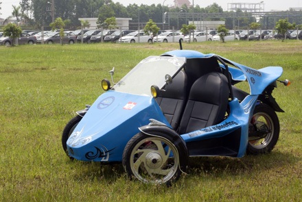 Xe “Can-Am” của người Việt - 3 Chiếc xe có ba bánh - hai bánh trước và một bánh sau, bố trí hai chỗ ngồi xếp ngang