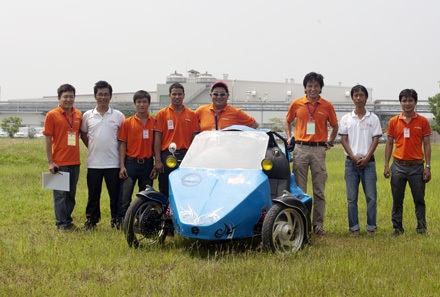 Xe “Can-Am” của người Việt - 15 Các kỹ sư của Honda chụp hình kỷ niêm bên mẫu xe ấn tượng của đội Lạc Hồng