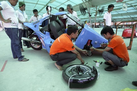 Xe “Can-Am” của người Việt - 13 Tay lái tự chế kiểu ôtô, còn nút khởi động, công tác báo rẽ lấy từ xe Honda Dream