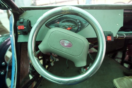 Xe “Can-Am” của người Việt - 11 Tay lái tự chế kiểu ôtô, còn nút khởi động, công tác báo rẽ lấy từ xe Honda Dream