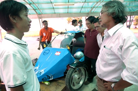 Xe “Can-Am” của người Việt - 14 Các kỹ sư của Honda chụp hình kỷ niêm bên mẫu xe ấn tượng của đội Lạc Hồng