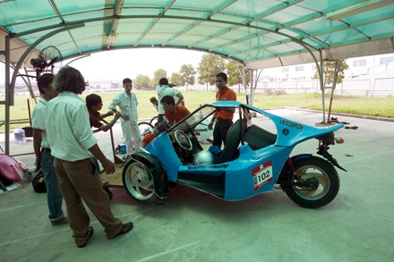 Xe “Can-Am” của người Việt - 12 Tay lái tự chế kiểu ôtô, còn nút khởi động, công tác báo rẽ lấy từ xe Honda Dream