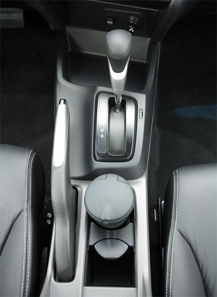 Honda Civic 2012 - Lột xác - 12 Cần số và phanh tay có thiết kế mới