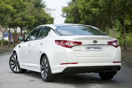 Optima 2012 chen chân vào phân khúc sedan hạng trung - 3 Optima 2012 chen chân vào phân khúc sedan hạng trung