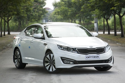 Optima 2012 chen chân vào phân khúc sedan hạng trung - 2 Optima 2012 chen chân vào phân khúc sedan hạng trung
