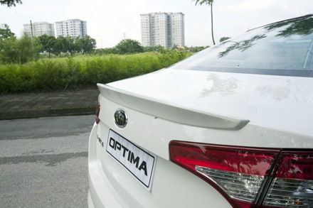 Optima 2012 chen chân vào phân khúc sedan hạng trung - 14 Cánh hướng gió tích hợp sẵn trên xe