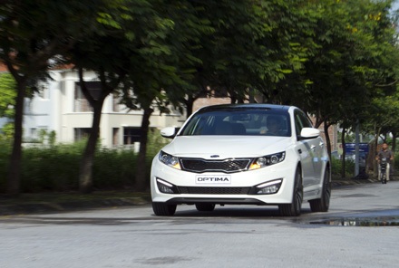 Optima 2012 chen chân vào phân khúc sedan hạng trung - 19 Hàng ghế thứ hai với tựa tay cùng màu
