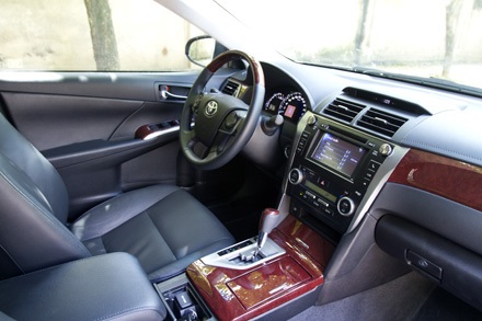 Camry thế hệ thứ 7 tại Việt Nam - Thay đổi để phù hợp - 5 Trọng lượng không tải 1.445 - 1.480kg, độ cao gầm xe 160mm, bán kính vòng quay tối thiểu 5,5m