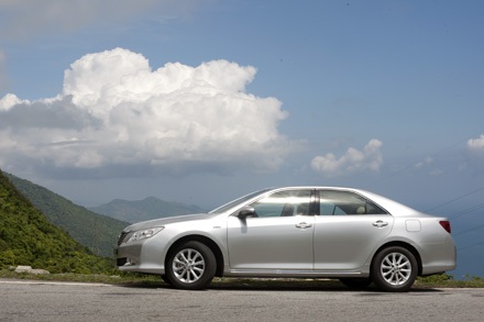 Camry thế hệ thứ 7 tại Việt Nam - Thay đổi để phù hợp - 4 Trọng lượng không tải 1.445 - 1.480kg, độ cao gầm xe 160mm, bán kính vòng quay tối thiểu 5,5m