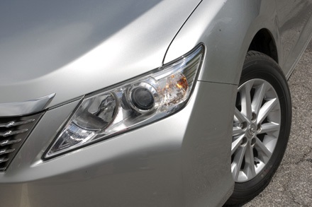 Camry thế hệ thứ 7 tại Việt Nam - Thay đổi để phù hợp - 8 Đèn pha dạng chiếu, tự động thay đổi góc là trang bị tiêu chuẩn của cả 3 phiên bản.