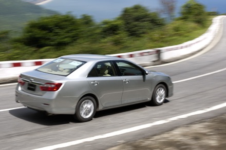 Camry thế hệ thứ 7 tại Việt Nam - Thay đổi để phù hợp - 3 Trọng lượng không tải 1.445 - 1.480kg, độ cao gầm xe 160mm, bán kính vòng quay tối thiểu 5,5m
