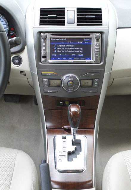 Xe Toyota Corolla Altis 2.0 RS tại Việt Nam có gì? - 5 Xe Toyota Corolla Altis 2.0 RS tại Việt Nam có gì?