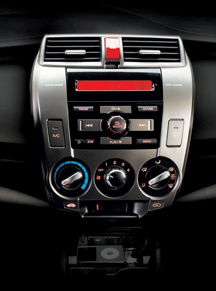 Honda City - Thêm cạnh tranh ở phân khúc hạng B - 7 Ở phía sau xe, bộ đèn hậu cũng được thiết kế lại, mở rộng đến cạnh của