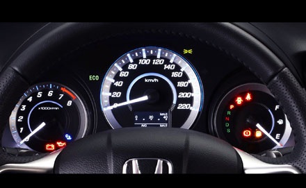 Honda City - Thêm cạnh tranh ở phân khúc hạng B - 8 Ở phía sau xe, bộ đèn hậu cũng được thiết kế lại, mở rộng đến cạnh của