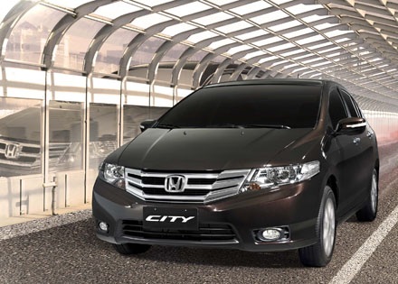 Honda City - Thêm cạnh tranh ở phân khúc hạng B - 4 Ở phía sau xe, bộ đèn hậu cũng được thiết kế lại, mở rộng đến cạnh của