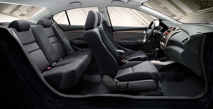Honda City - Thêm cạnh tranh ở phân khúc hạng B - 10 Ở phía sau xe, bộ đèn hậu cũng được thiết kế lại, mở rộng đến cạnh của